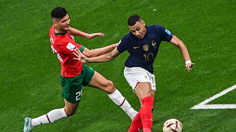 Frankreichs Starspieler Kylian Mbappé (r) im Dribbling mit Achraf Dari.