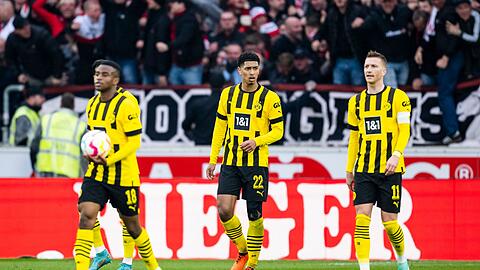 Dortmunds Youssoufa Moukoko (l-r), Jude Bellingham und Marco Reus verlassen nach dem 3:3 in Stuttgart das Spielfeld.