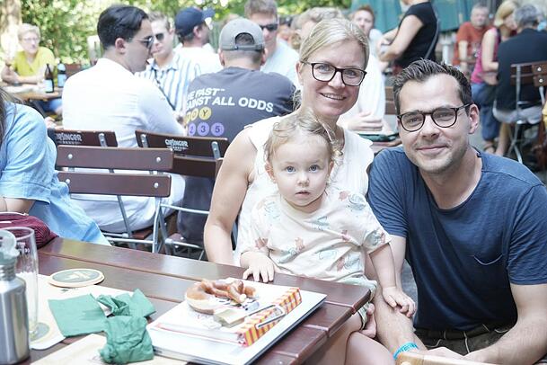 Carolin (40) und Daniel (36) mit Tochter Lara (2) aus der Schwanthalerhöhe wollen mehr vom Giesinger alkoholfrei. Carolin (40) und Daniel (36) mit Tochter Lara (2) aus der Schwanthalerhöhe wollen mehr vom Giesinger alkoholfrei.