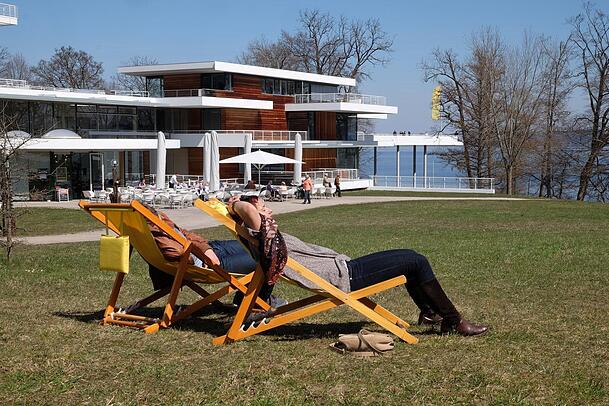 Vor dem Museumsbesuch kann man draußen noch ein wenig entspannen und die Sonne genießen