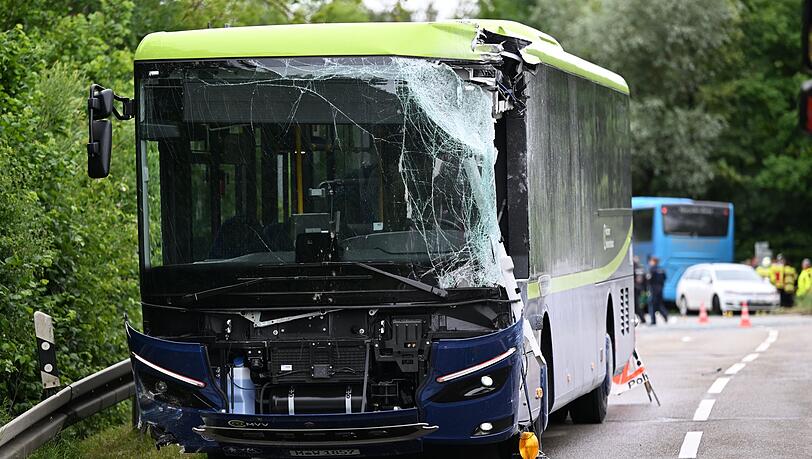 Ein Linienbus und ein Reisebus waren auf einer Staatsstraße im Landkreis Dachau zusammengestoßen. Ein Linienbus und ein Reisebus waren auf einer Staatsstraße im Landkreis Dachau zusammengestoßen.