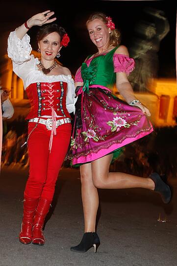 Olé - spanisch angehaucht Torero-like: Haltung und Dress von Arlett Mallon. Mit ihr im Bild: Dirndl-Punkerin Angelika Zwerenz.