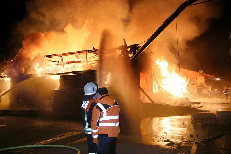Die Halle, in der Holz und Maschinen gelagert waren, ist bei dem Feuer komplett zerstört worden.