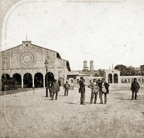 1860: Münchens alter Bahnhof - mit Blick von den Gleisen Richtung Altstadt.