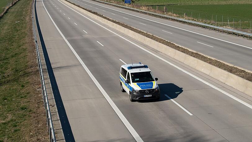 Wie hier auf der A93 bei Kiefersfelden sind Bayerns Autobahnen wegen der Corona-Maßnahmen derzeit sehr leer.