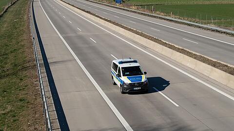 Wie hier auf der A93 bei Kiefersfelden sind Bayerns Autobahnen wegen der Corona-Maßnahmen derzeit sehr leer.