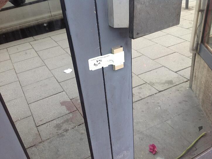 Die Polizei hat die Tür des Strip-Clubs versiegelt.