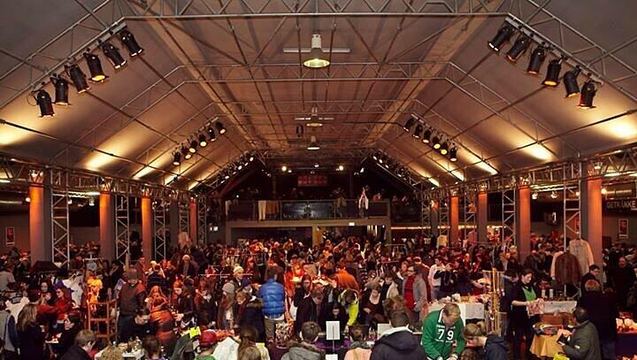 Neben der Tonhalle und dem Zenith findet jetzt auch in der Reithalle ein Nachtflohmarkt statt. Neben der Tonhalle und dem Zenith findet jetzt auch in der Reithalle ein Nachtflohmarkt statt.