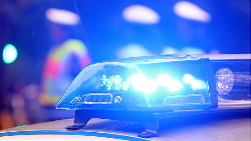 Der Jeepfahrer sorgte für einen sechsstelligen Sachschaden - die Polizei musste mehrere Halter der zerstörten Autos informieren.