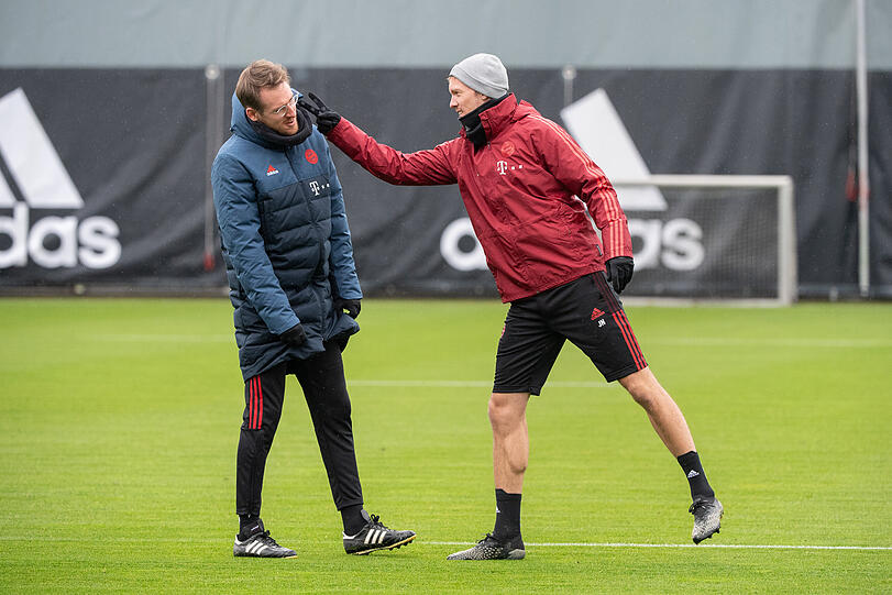Trainer Julian Nagelsmann (rechts) albert mit dem Teampsychologen Maximilian Pelka herum.