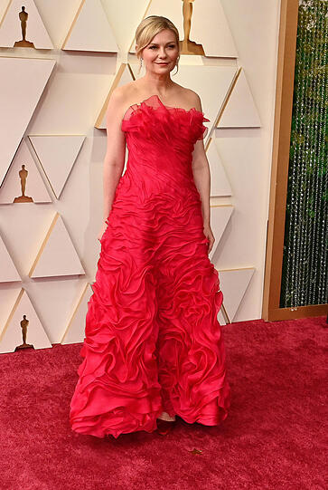 Kirsten Dunst setzt, wie einige weitere Kolleginnen, auf Rüschen. Schaut eher geschmacklos als glamourös aus.