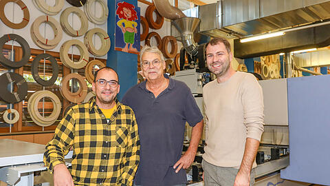 Seniorchef Ralf Hinderer (M.) mit seinem Sohn und Nachfolger Felix Hinderer (r.) und dem langjährigen Mitarbeiter Günter Haas.