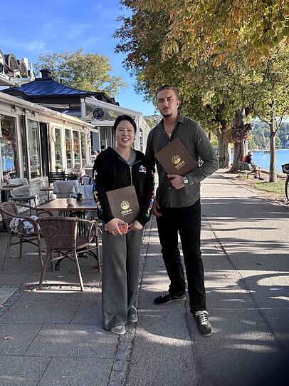Willkommen in Herrsching: Hani Nguyen und Mitarbeiter John Kroos vor dem neuen Restaurant. Willkommen in Herrsching: Hani Nguyen und Mitarbeiter John Kroos vor dem neuen Restaurant.