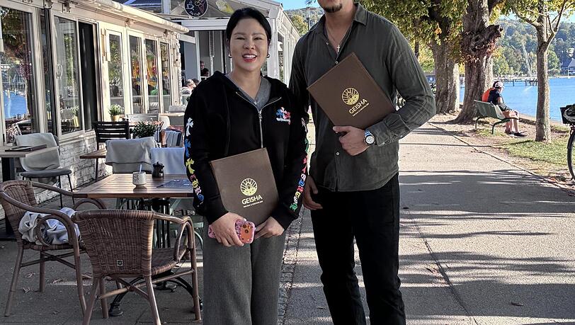 Willkommen in Herrsching: Hani Nguyen und Mitarbeiter John Kroos vor dem neuen Restaurant.