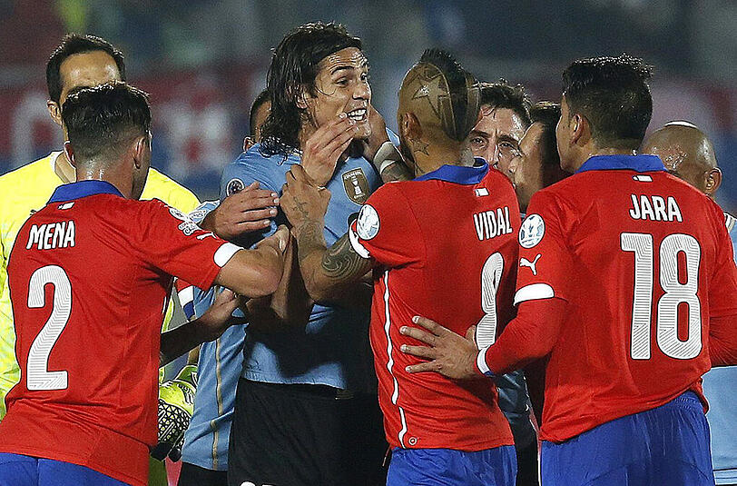 Chile - Uruguay: Rudelbildung nach Jaras fiesem Po-Grapscher.