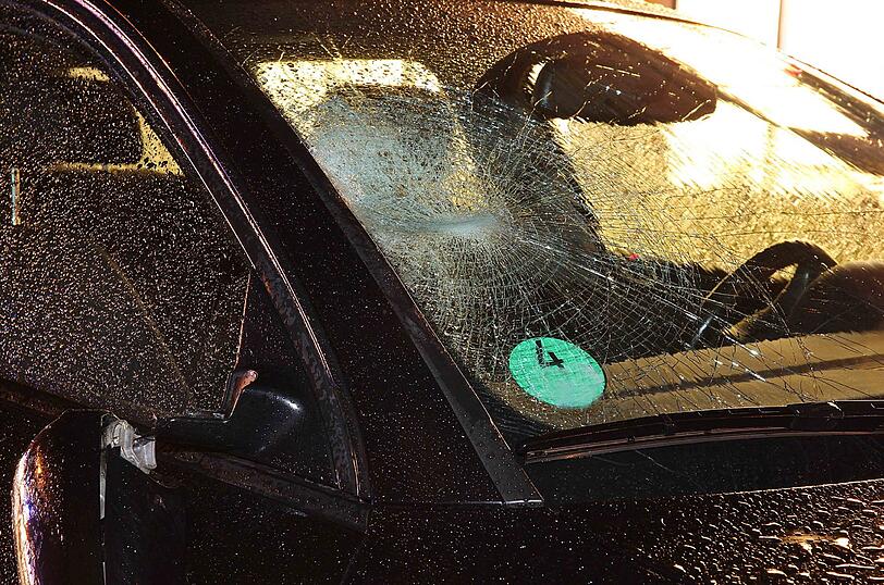 Die Bilder vom Unfall aus Traunreut, bei dem eine Passantin schwer verletzt wird.