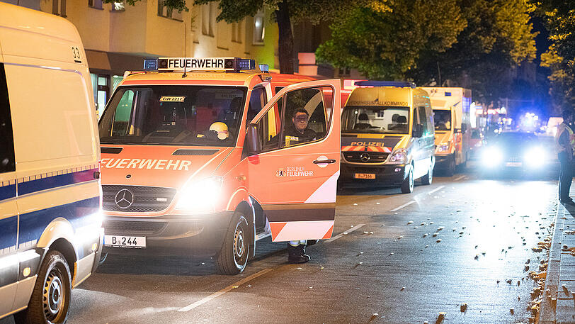 Am Ende einer Verfolgungsjagd stirbt eine unbeteiligte Radlerin. Die Bilder vom Horror-Unfall in Berlin.