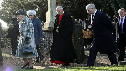 Queen Elizabeth II. (l.) und Prinz Andrew (r.) auf dem Weg zum Gottesidenst