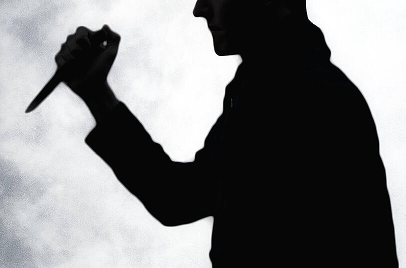 Der Täter hielt ein Messer in der Hand, als er auf sein Opfer losging. (Symbolbild)