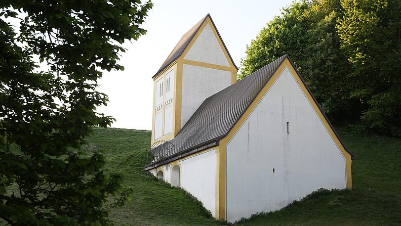 Das Kunstwerk "Das versunkene Dorf" mit der halb im Berg versunkenen Replik des alten Heiligkreuzkirchleins.