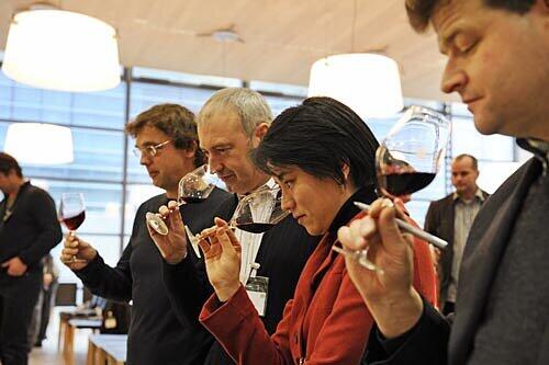 BioFachhändler müsste man sein: Messe-Besucher bei der Wein-Verkostung. Bioweine sind heuer ein Schwerpunkt der Öko-Weltmesse BioFach im Nürnberger Messezentrum.