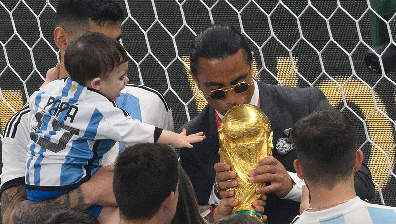 Nusret Gökçe, alias Salt Bae, küsst den WM-Pokal - dabei hätte er nicht auf dem Feld sein dürfen.