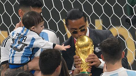 Nusret Gökçe, alias Salt Bae, küsst den WM-Pokal - dabei hätte er nicht auf dem Feld sein dürfen.