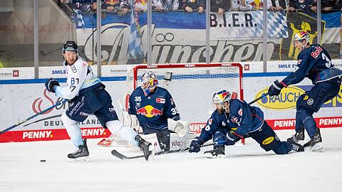 Stefan Matteau (l) von Ingolstadt spielt den Puck gegen das andere Team.