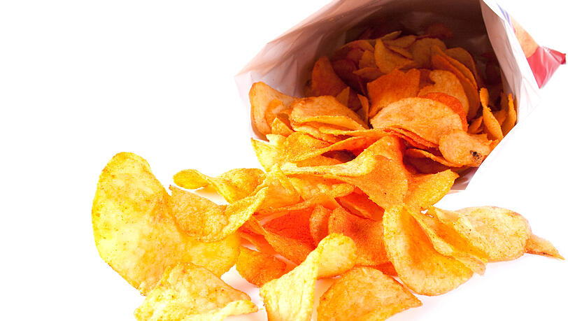 Chips werden vor dem vakuumieren Feuchtigkeit entzogen, daher sind sie frisch geöffnet so knackig. Liegt die geöffnete Tüte zu lange herum, werden die Chips durch die Feuchtigkeit in der Luft wieder weich. Chips werden vor dem vakuumieren Feuchtigkeit entzogen, daher sind sie frisch geöffnet so knackig. Liegt die geöffnete Tüte zu lange herum, werden die Chips durch die Feuchtigkeit in der Luft wieder weich.