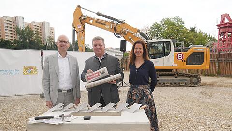 Grundsteinlegung für 347 geförderte und barrierefreie Wohnungen mit (v.l.) Bayernheim-Chef Ralph Büchele, Bauminister Christian Bernreiter (CSU) und Baunova-Chefin Kristina Frank.