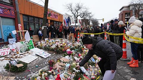 Nicht nur in Minneapolis trauern und protestieren die Menschen nach den t&ouml;dlichen Sch&uuml;ssen auf Alex Pretti bei einem Einsatz von Bundesbeamten. (Archivbild)