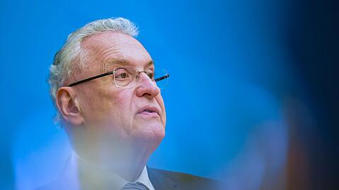 Bayerns Innenminister Joachim Herrmann (CSU) schafft ein neues Landesamt f&uuml;r Bev&ouml;lkerungsschutz - das ausdr&uuml;cklich auch Antworten f&uuml;r den Zivilschutz im Falle eines Krieges haben soll (Archivbild).