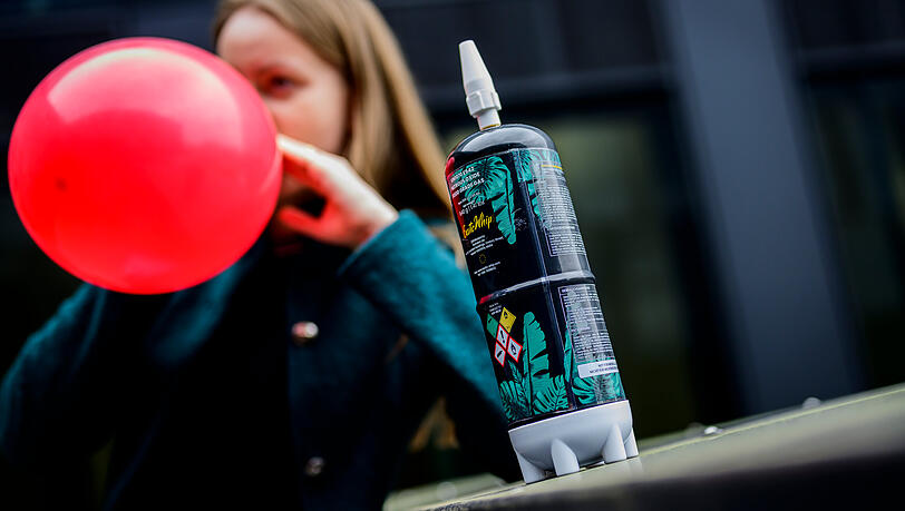Lachgas ist vor allem bei Jugendliche eine beliebte Partydroge. Seit 12. April 2026 ist der Verlauf an Jugendliche unter 18 Jahren verboten. (Symbolbild)