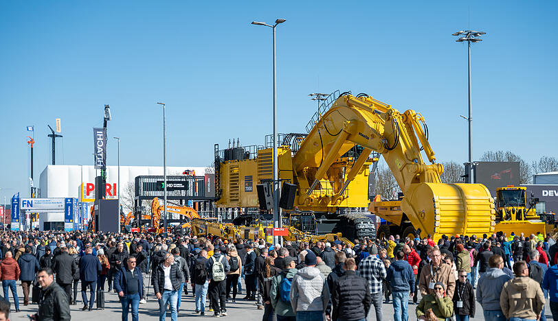 Mehr als 600.000 Menschen besuchten 2025 die bauma, die Weltleitmesse f&uuml;r Baumaschinen.