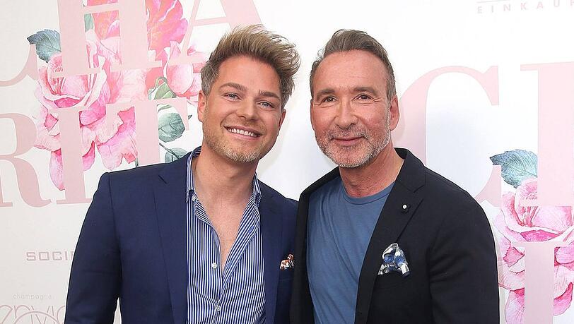 Jochen Bendel (r.) und sein Mann Matthias feiern 2026 ihr zehnjähriges Ehejubiläum. Jochen Bendel (r.) und sein Mann Matthias feiern 2026 ihr zehnjähriges Ehejubiläum.