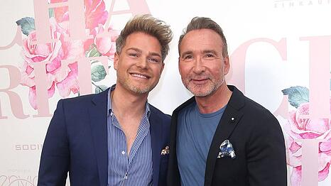 Jochen Bendel (r.) und sein Mann Matthias feiern 2026 ihr zehnj&auml;hriges Ehejubil&auml;um.