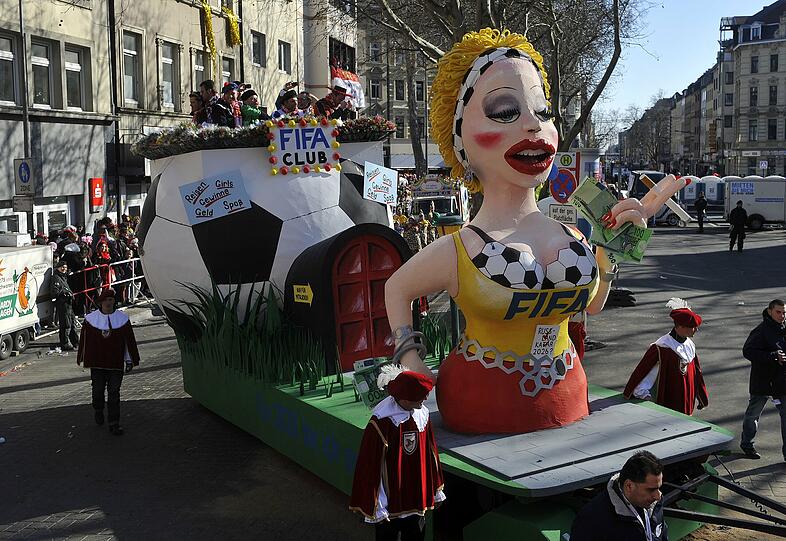 Dieser Wagen in Köln zeigt den Weltfußballverband FIFA als Hure.