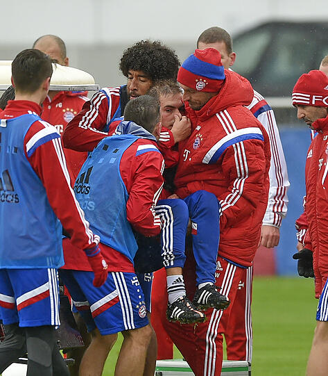 Der FCB-Schock in Bildern - hier wird der verletzte Philipp Lahm beim Training abtransportiert!