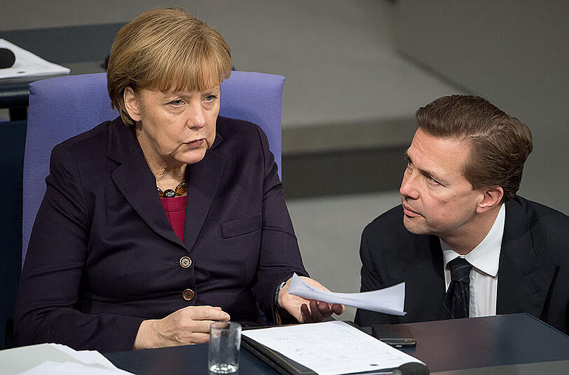Regierungssprecher Steffen Seibert mit Bundeskanzlerin Angela Merkel.