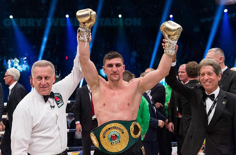 Marco Huck hat sich den WM-Gürtel zurückgeholt - die Bilder vom Fight gegen Ola Afolabi.