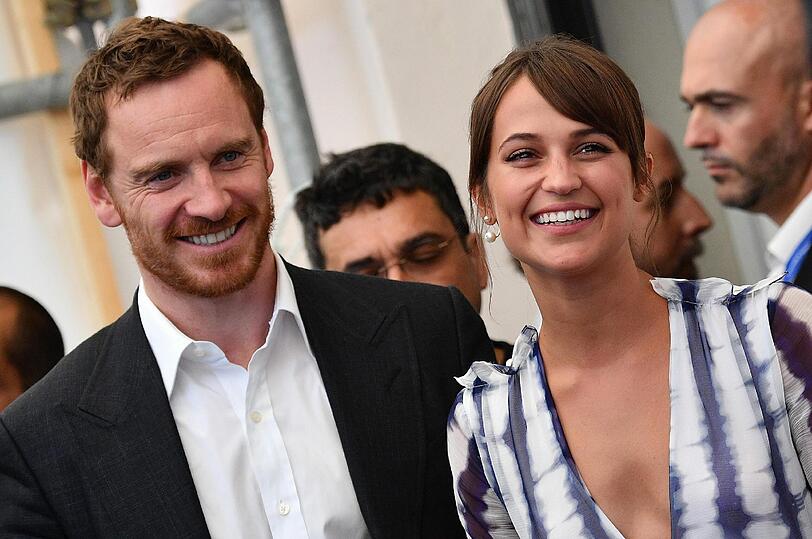 Der erste gemeinsame Red-Carpet-Auftritt: Michael Fassbender und Alicia Vikander werfen sich verliebte Blicke zu.