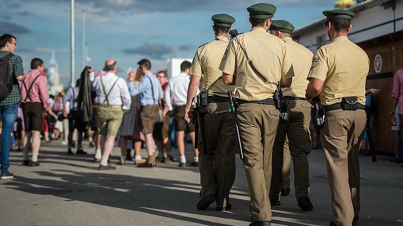 Alle Hände voll zu tun: Die Polizei auf dem Oktoberfest. (Archivbild)
