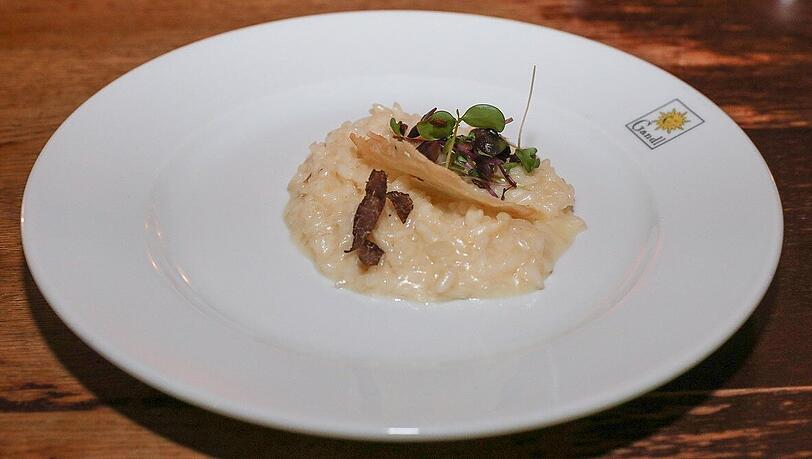 3. Gang: Getrüffeltes Parmesan-Risotto. 3. Gang: Getrüffeltes Parmesan-Risotto.
