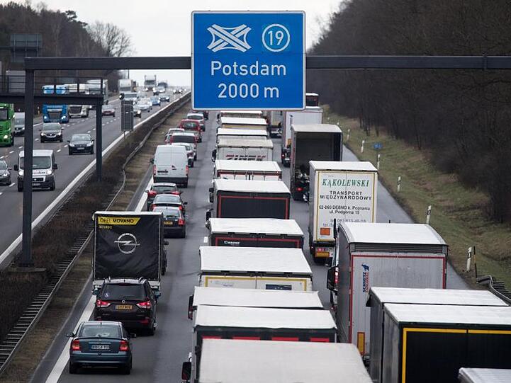 Stau auf der A10 in Brandenburg: Zum Ende der Osterferien in neun Bundesländern müssen sich Autofahrer am Wochenende wieder in Geduld üben.