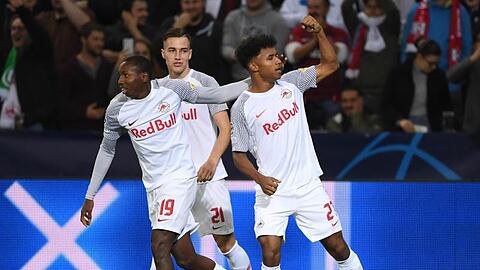 Der deutsche Nationalspieler Karim Adeyemi (r) brachte Salzburg früh in Führung.