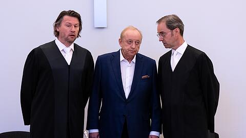 Verdacht auf Steuerhinterziehung: Alfons Schuhbeck mit seinen Anwälten Sascha König (l.) und Markus Gotzens (r.) vor Prozessbeginn.