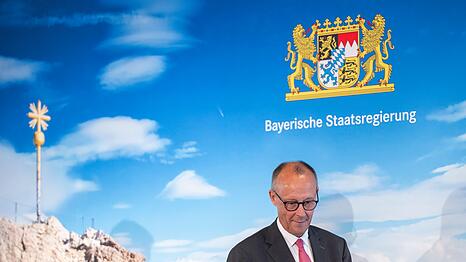 Nach seinem Treffen mit dem bayerischen Kabinett äußerte sich Kanzler Merz auch zur globalen Mindeststeuer - er steht dem Konzept demnach sehr skeptisch gegenüber.