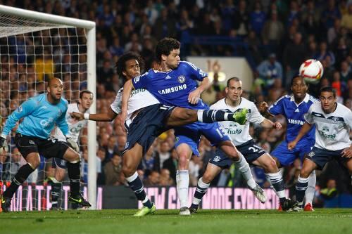 Michael Ballack (r.) im Zweikampf mit Everton's Jo.