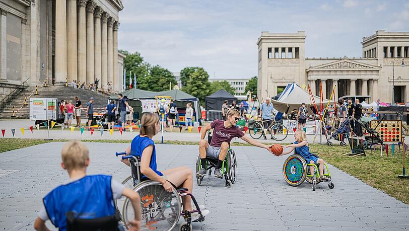 Auch Sportler mit körperlichen Behinderungen sind als Teilnehmer beim Münchner Sportfestival sehr gerne gesehen. Auch Sportler mit körperlichen Behinderungen sind als Teilnehmer beim Münchner Sportfestival sehr gerne gesehen.