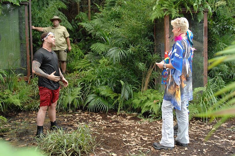 Micaela würde gerne mal einem Mann und einer drallen Blondine beim Sex zuschauen, Martin Kesici schlägt sich wacker - steigt aber trotzdem aus. Tag 7 im Camp - zum Durchklicken!!